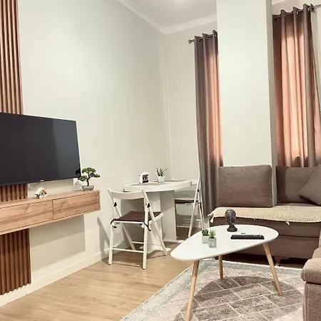 2 Near Center Apartment Tirana